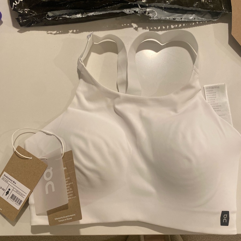 On XS white sports bra